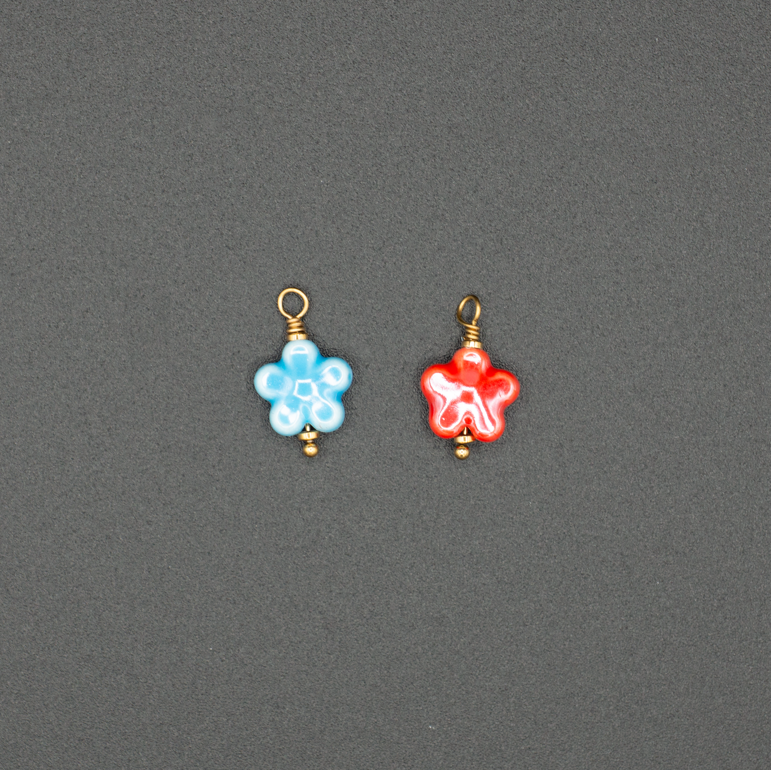 Fleurs en céramique colorée